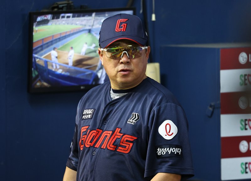 참담해하던 롯데 팬들에게 변명대신 야구로 보여줬다… 상처 딛고 일어선 거인들의 '눈부신 투혼'