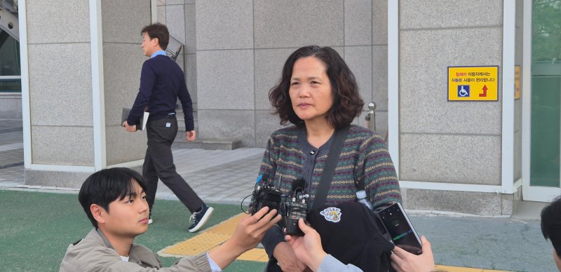 태안화력발전소에서 숨진 비정규직 노동자 고 김용균씨의 어머니 김미숙 김용균재단이사장이 기자들의 질문에 답하고 있다. (박종명 기자) / 뉴스1