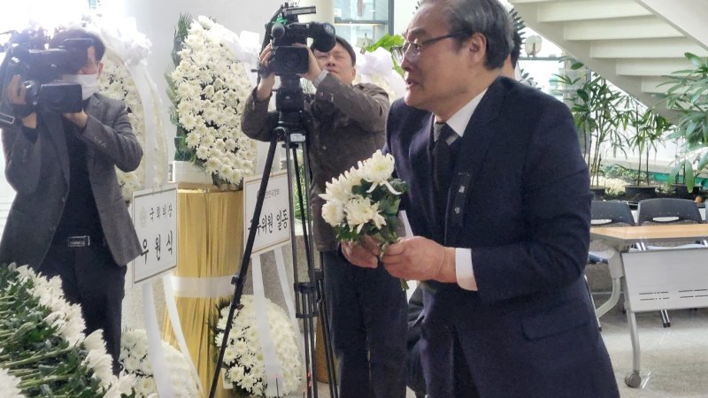 안전공업(주) 손주환 대표가 23일에도 합동분향소를 찾아 조문하며 눈물을 흘리고 있다. (박종명 기자) / 뉴스1