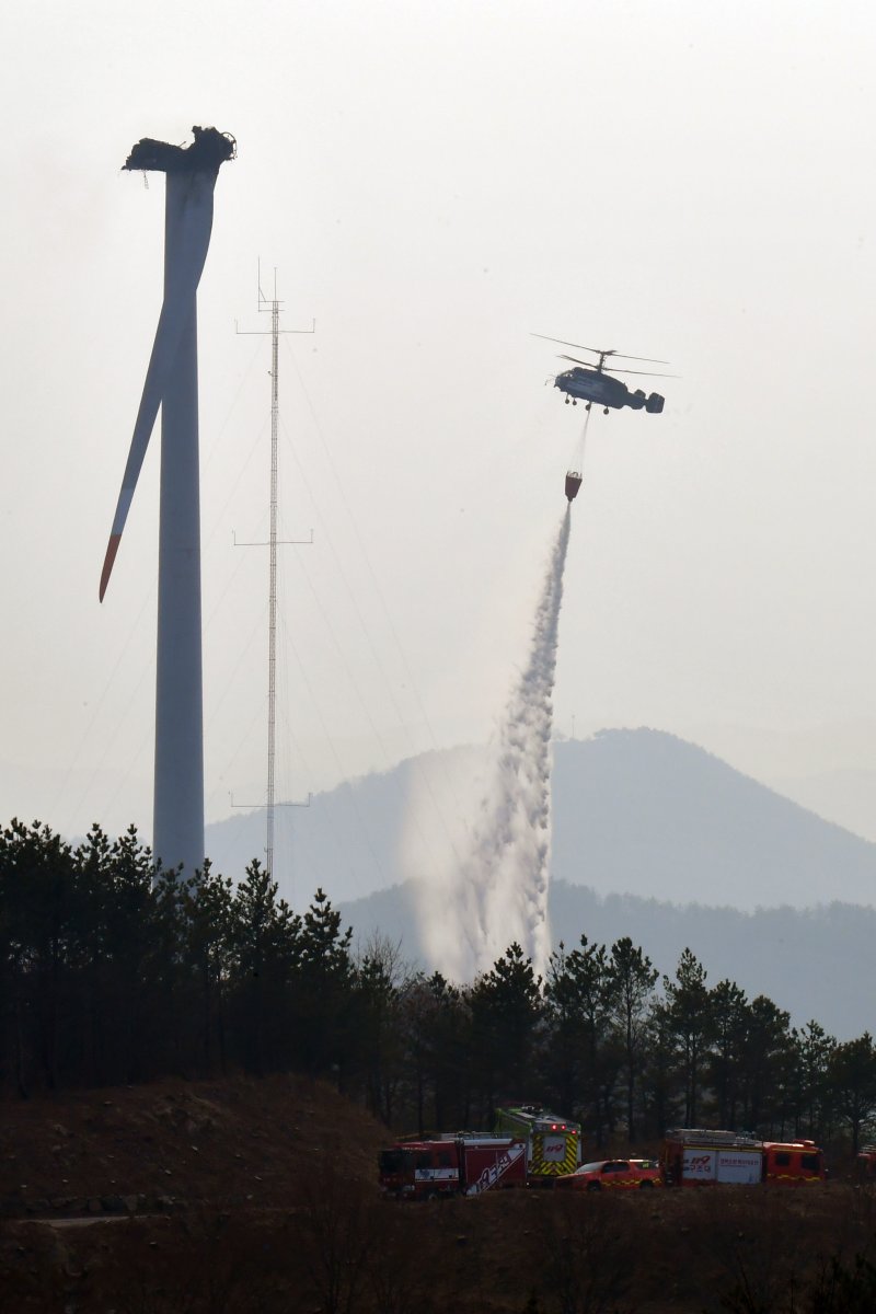 23일 오후 경북 영덕군 창포리 풍력발전단지 내 풍력발전기에서 발생한 불을 끄기 위해 산림청, 소방, 인근 지자체 헬기들이 진화작업을 벌이고 있다. 뉴스1