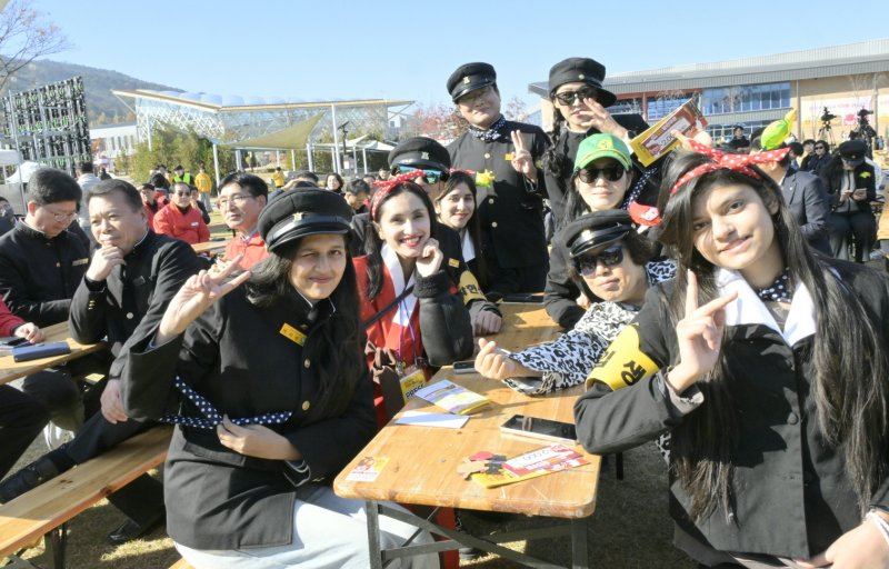 '2025 순창코리아떡볶이페스타'를 찾은 외국인 관광객들이 즐거운 표정으로 기념 촬영을 하고 있다. 뉴시스