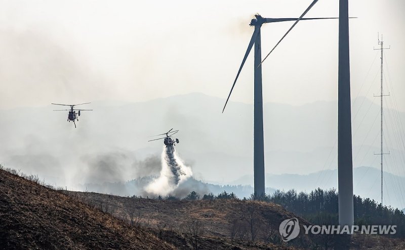 영덕 풍력발전기서 화재…주변 진화하는 헬기 (출처=연합뉴스)