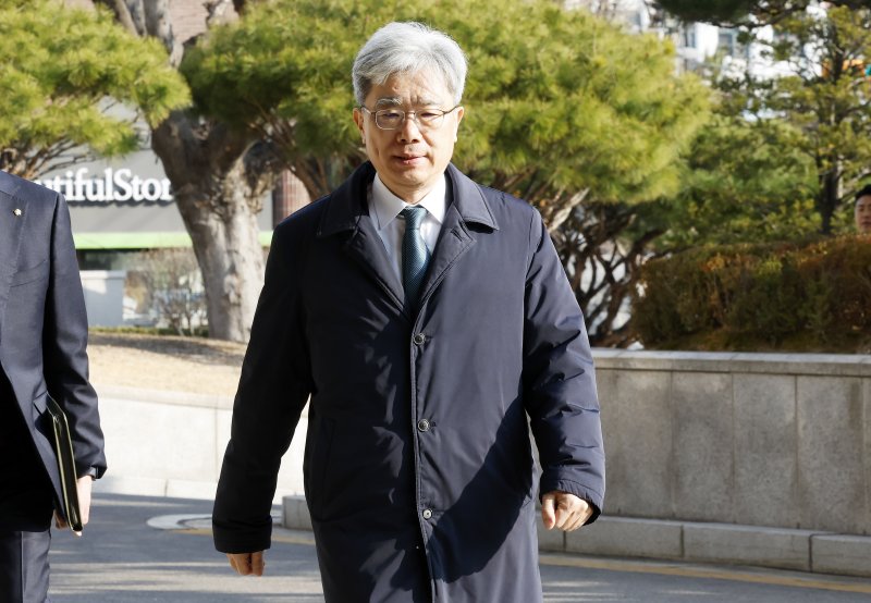 [서울=뉴시스] 김혜진 기자 = 김상환 헌법재판소 소장이 지난 13일 서울 종로구 헌법재판소로 출근하고 있다. 2026.03.24. jini@newsis.com