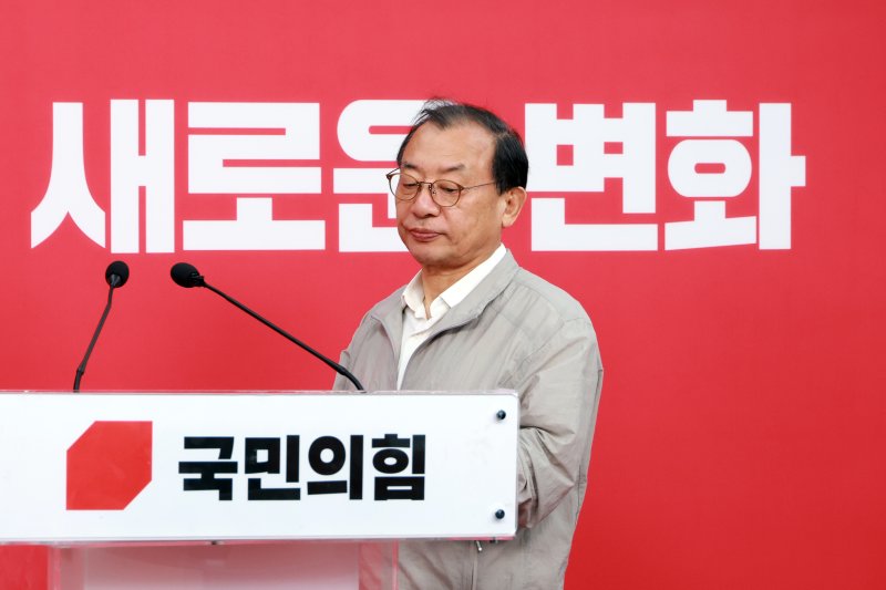 [서울=뉴시스] 고승민 기자 = 이정현 국민의힘 공천관리위원장이 22일 서울 여의도 당사에서 대구시장 경선후보 관련 브리핑을 하기 위해 연단으로 향하고 있다. 2026.03.22. kkssmm99@newsis.com