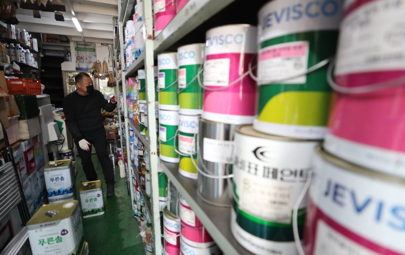 7일 오전 서울의 한 페인트 판매 대리점에서 관계자가 물품을 정리하고 있다. 2022.4.7 ⓒ 뉴스1 구윤성 기자