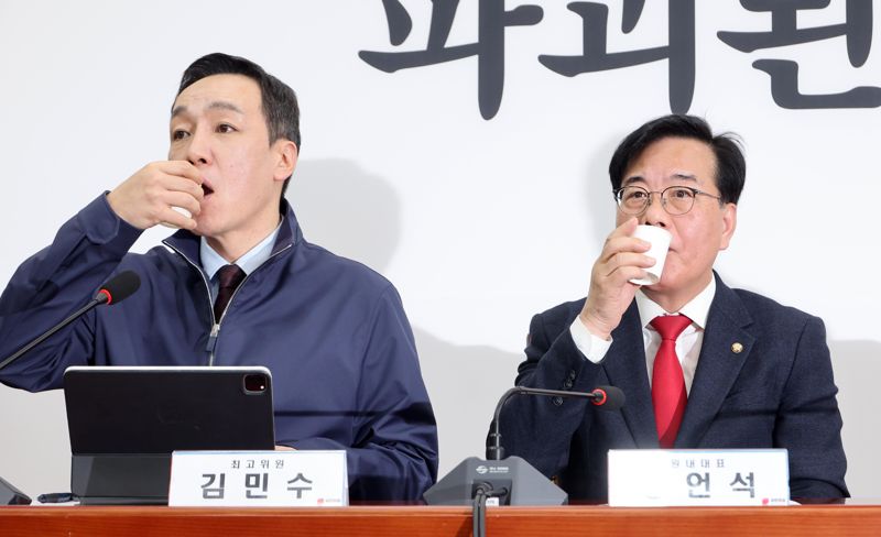 국민의힘 김민수 최고위원과 송언석 원내대표가 23일 국회에서 열린 최고위원회의에서 물을 마시고 있다. 사진=박범준 기자