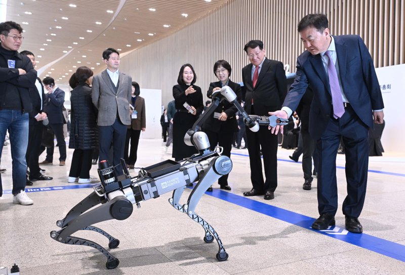 [수원=뉴시스] 김종택 기자 = 지난해 열린 삼성전자 제56기 정기 주주총회에서는 주주체험 강화를 위해 삼성전자 AI Home, 볼리(Ballie), 차세대 디스플레이, 갤럭시 AI, 의료기기, 하만 전장과 오디오가 전시됐다. (공동취재) 2025.03.19. photo@newsis.com