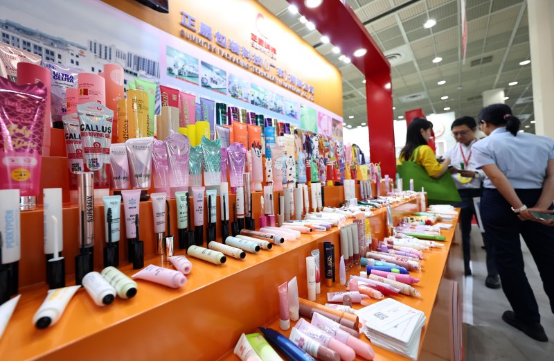 2일 서울 강남구 코엑스에서 열린 글로벌 뷰티·화장품 전문 전시회 '2025 인터참코리아'에서 참관인들이 중국 화장품 포장용기를 살펴보고 있다. 2025.7.2 ⓒ 뉴스1 구윤성 기자