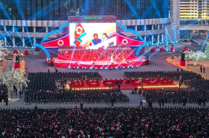 (평양 노동신문=뉴스1) = 북한 노동당 기관지 노동신문은 24일 "김정은 동지를 국가 수반으로 또다시 높이 추대한 크나큰 영광과 환희로 온 나라가 끝없이 설레이는 속에 최고인민회의 제15기 제1차회의의 성과를 축하하는 예술인들의 공연이 3월 23일 진행됐다"라고 보도했다. [국내에서만 사용가능. 재배포 금지. DB 금지. For Use Only in the Republic of Korea. Redistribution Prohibited] rodongphoto@news1.kr