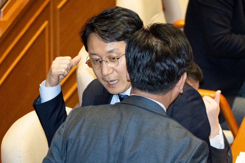 더불어민주당 천준호, 국민의힘 유상범 원내운영수석부대표가 지난 12일 서울 여의도 국회에서 열린 제433회 국회(임시회) 제1차 본회의에서 대화하고 있다. 2026.3.12 ⓒ 뉴스1 유승관 기자