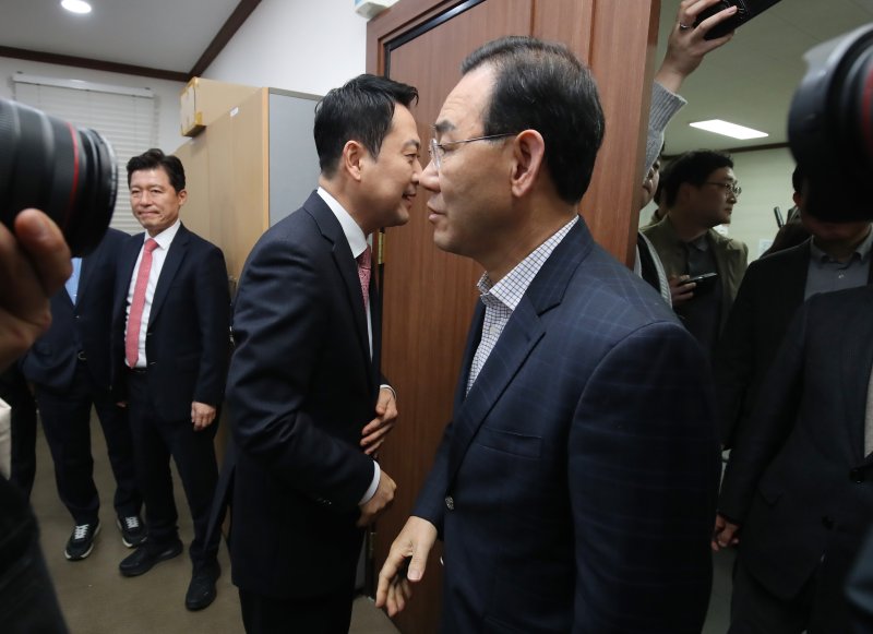 장동혁(왼쪽) 국민의힘 대표가 지난 22일 오전 대구 수성구 국민의힘 대구시당에서 열린 간담회에 참석해 주호영 의원과 인사 나눈 뒤 스쳐 지나고 있다. 2026.3.22 ⓒ 뉴스1 공정식 기자