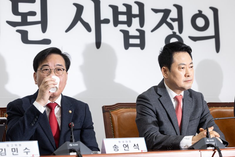 송언석 국민의힘 원내대표가 23일 서울 여의도 국회에서 열린 최고위원회의에서 물을 마시고 있다. 2026.3.23 ⓒ 뉴스1 이승배 기자