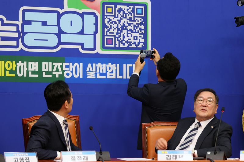 더불어민주당 '착!붙는 공약' 프로젝트 총괄매니저인 민병덕 의원이 24일 국회에서 열린 발대식에서 손쉽게 공약을 접수할 수 있는 큐알코드 이용 방법을 시연하고 있다. 사진=서동일 기자