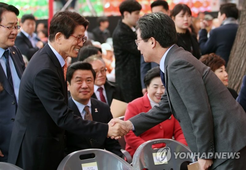 악수하는 유승민-김문수 (출처=연합뉴스)
