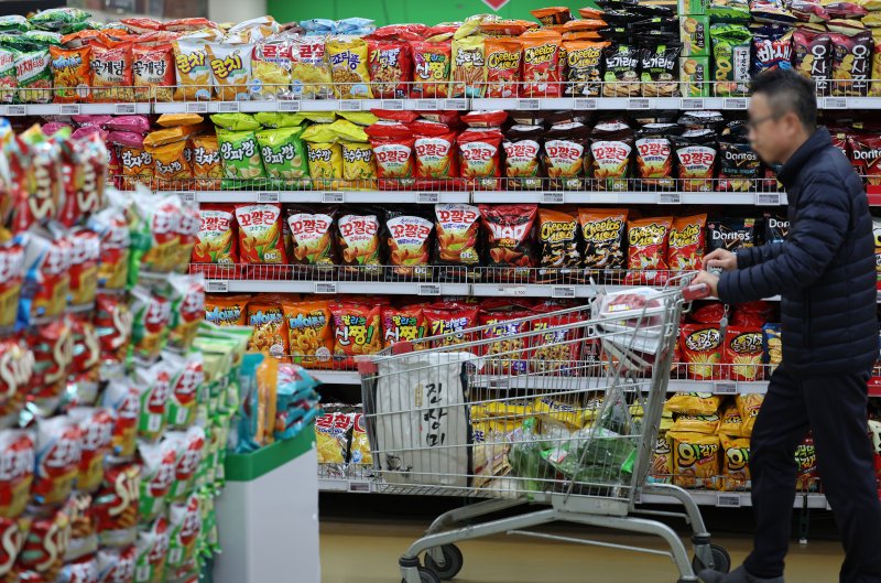 [서울=뉴시스] 이영환 기자 = 서울 서초구 하나로마트 양재점에서 과자가 판매되고 있다. 2025.01.08. 20hwan@newsis.com