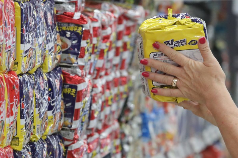 [서울=뉴시스] 권창회 기자 = 대형마트에 진열된 라면 모습. 2022.04.26. kch0523@newsis.com