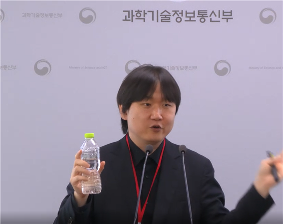 지난 24일 정부세종청사 과학기술정보통신부에서 진행된 사전 브리핑에서 김경환 포항공대 교수가 연구 성과에 대해 설명하고 있는 모습. 사진캡쳐=연지안 기자