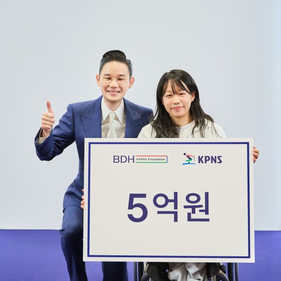 사진=배동현 회장(왼쪽)이 김윤지 선수(오른쪽)와 기념사진을 촬영하고 있다.