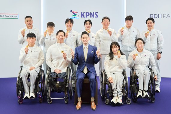 사진=배동현 회장(앞줄 가운데)과 국가대표 선수단이 기념사진을 촬영하고 있다.