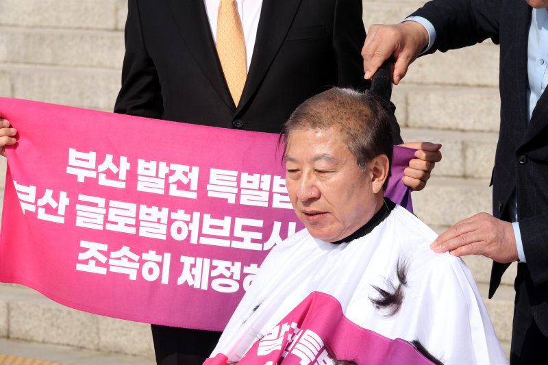 [서울=뉴시스] 조성봉 기자 = 박형준 부산시장이 23일 오전 서울 여의도 국회 본청계단에서 열린 부산 글로벌허브도시특별법 관련 긴급기자회견에서 삭발을 하고 있다. 2026.03.23. suncho21@newsis.com