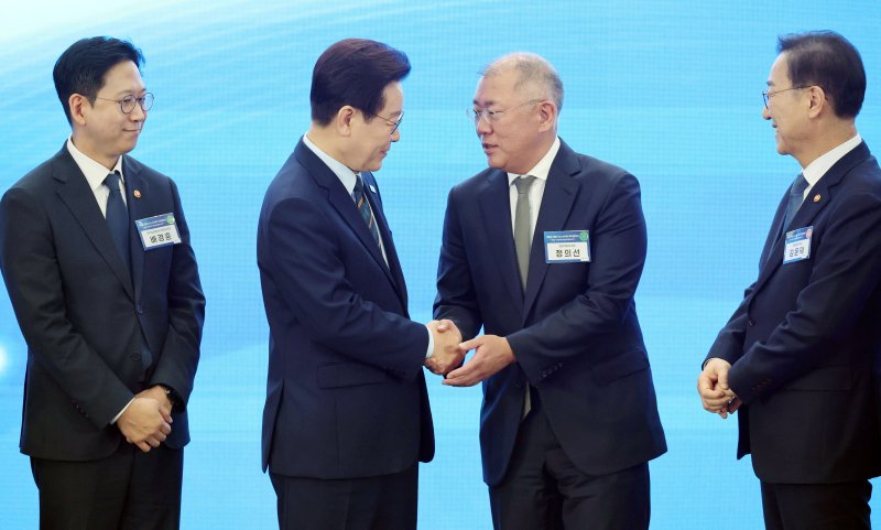 [군산=뉴시스] 최동준 기자 = 이재명 대통령이 27일 전북 군산 새만금컨벤션센터에서 열린 '새만금 로봇·수소·AI시티 투자협약식'에서 기념촬영을 마친 뒤 정의선 현대자동차그룹 회장과 악수하고 있다. (청와대통신사진기자단) 2026.02.27. photocdj@newsis.com