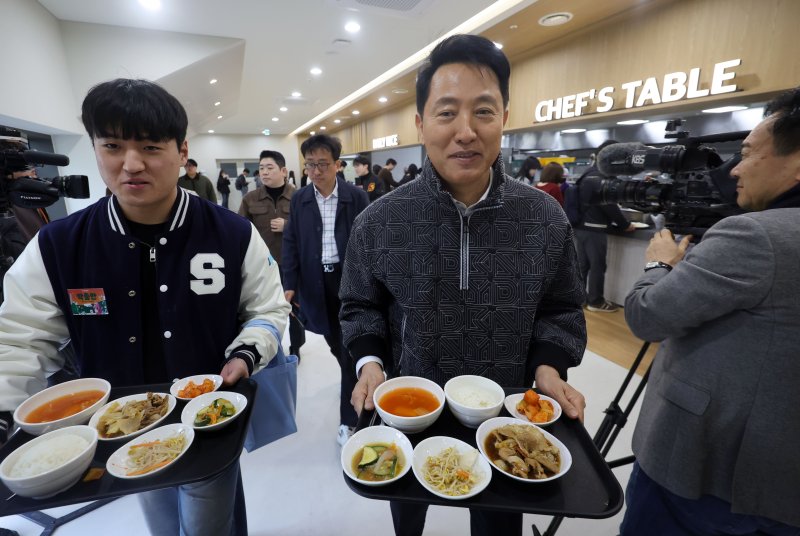 [서울=뉴시스] 홍효식 기자 = 오세훈 서울시장이 24일 오후 서울 동작구 숭실대학교 학생회관 내 식당에서 대학생들과 함께 학식하기 위해 배식받은 식판을 들고 이동하고 있다.오 시장은 학생들과 점심을 함께하며 청년들의 고민을 청취하고 미래 서울 비전을 공유했다. 2026.03.24. yesphoto@newsis.com