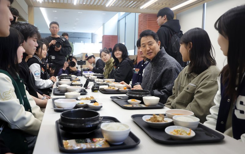 [서울=뉴시스] 홍효식 기자 = 오세훈 서울시장이 24일 오후 서울 동작구 숭실대학교 학생회관 내 식당에서 대학생들과 함께 학식하며 청년들의 고민을 청취하고 미래 서울 비전을 공유하고 있다. 2026.03.24. yesphoto@newsis.com