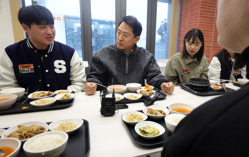 [서울=뉴시스] 홍효식 기자 = 오세훈 서울시장이 24일 오후 서울 동작구 숭실대학교 학생회관 내 식당에서 대학생들과 함께 학식하며 청년들의 고민을 청취하고 미래 서울 비전을 공유하고 있다. 2026.03.24. yesphoto@newsis.com