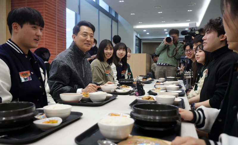 [서울=뉴시스] 홍효식 기자 = 오세훈 서울시장이 24일 오후 서울 동작구 숭실대학교 학생회관 내 식당에서 대학생들과 함께 학식하며 청년들의 고민을 청취하고 미래 서울 비전을 공유하고 있다. 2026.03.24. yesphoto@newsis.com