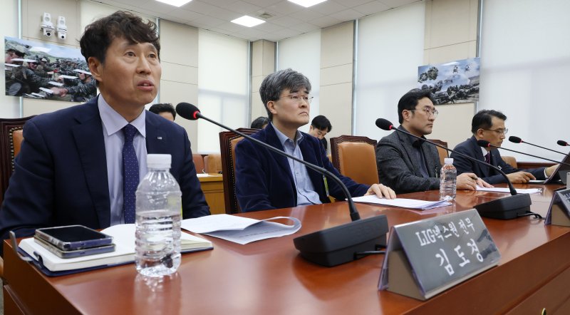 지난 3월 24일 국회 국방위원회 전체회의에서 열린 국방반도체 육성 관련 법률안에 대한 공청회에서 진술인들이 의견을 밝히고 있다. 이날 공청회에는 김도경 LIG넥스원 전무, 어윤성 광운대 교수, 임병옥 디에스전자 대표이사, 홍석준 한화시스템 전무가 참석했다. 연합뉴스