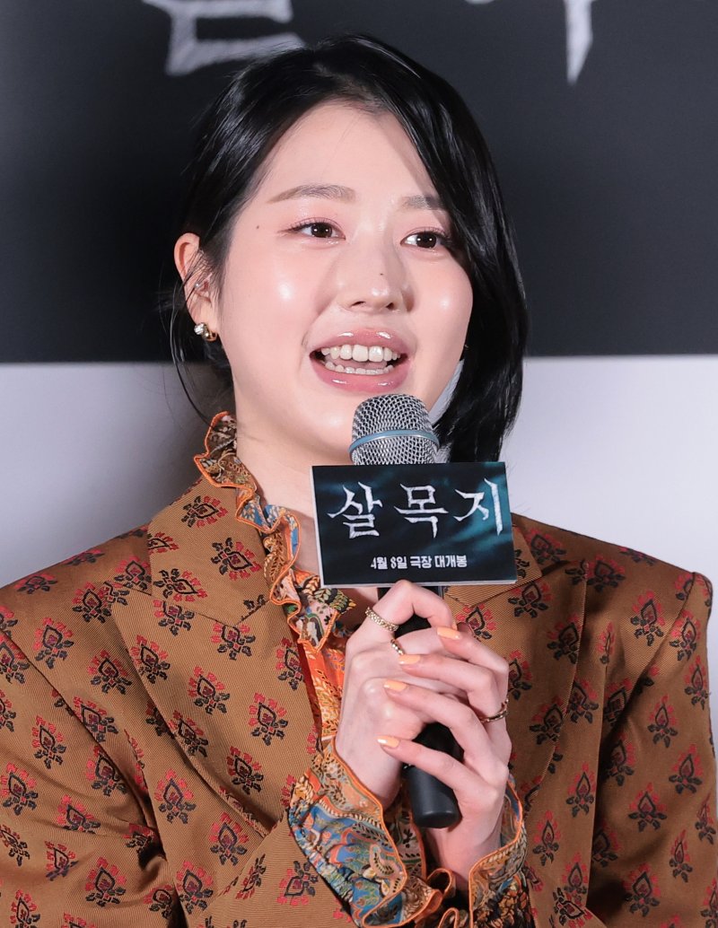 배우 장다아가 24일 오후 서울 용산구 CGV아이파크몰에서 열린 영화 ‘살목지’(감독 이상민) 언론배급시사회 및 기자간담회에 참석해 인사말을 하고 있다. ‘살목지’는 로드뷰에 포착된 정체불명의 형체를 재촬영하기 위해 저수지로 향한 촬영팀이 검고 깊은 물속의 무언가와 마주하며 벌어지는 이야기를 그린 공포 영화다. 2026.3.24 ⓒ 뉴스1 권현진 기자