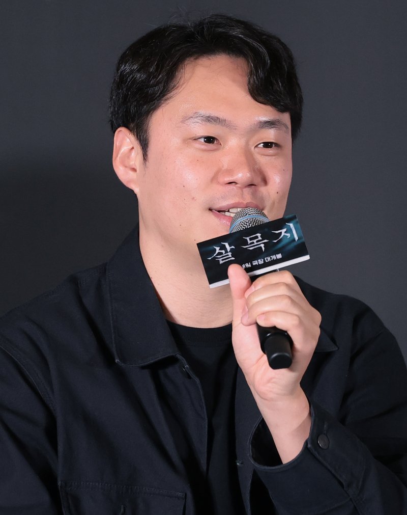 이상민 감독이 24일 오후 서울 용산구 CGV아이파크몰에서 열린 영화 ‘살목지’ 언론배급시사회 및 기자간담회에서 인사말을 하고 있다. ‘살목지’는 로드뷰에 포착된 정체불명의 형체를 재촬영하기 위해 저수지로 향한 촬영팀이 검고 깊은 물속의 무언가와 마주하며 벌어지는 이야기를 그린 공포 영화다. 2026.3.24 ⓒ 뉴스1 권현진 기자