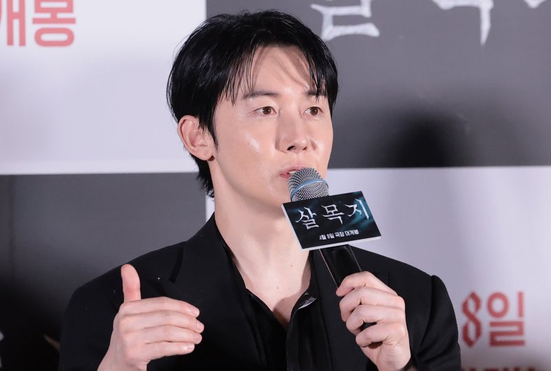 배우 김준한이 24일 오후 서울 용산구 CGV아이파크몰에서 열린 영화 ‘살목지’(감독 이상민) 언론배급시사회 및 기자간담회에 참석해 취재진 질문에 답하고 있다. ‘살목지’는 로드뷰에 포착된 정체불명의 형체를 재촬영하기 위해 저수지로 향한 촬영팀이 검고 깊은 물속의 무언가와 마주하며 벌어지는 이야기를 그린 공포 영화다. 2026.3.24 ⓒ 뉴스1 권현진 기자