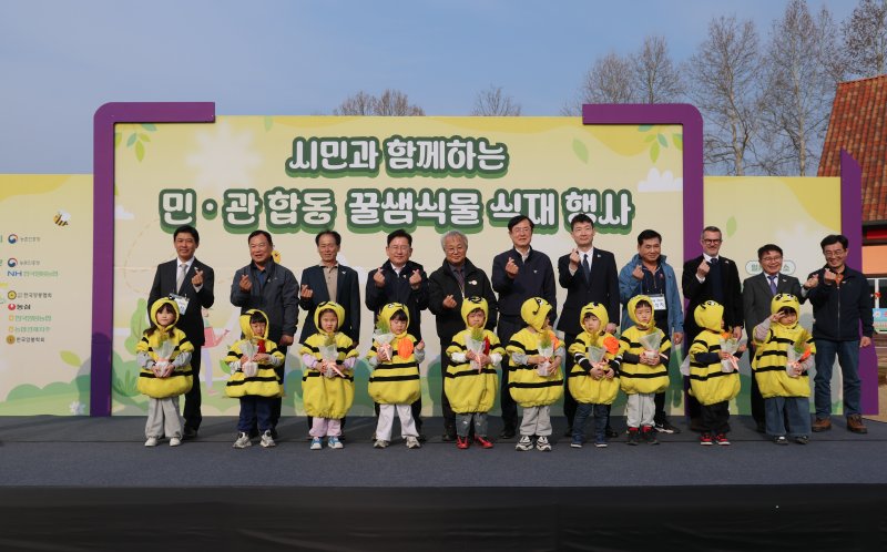 [세종=뉴시스] 농촌진흥청은 24일 '꿀샘식물'의 중요성을 알리고 국산 벌꿀 소비를 촉진하기 위해 경기 안성시 농협안성팜랜드에서 민관 합동 밀원수 식재 행사를 개최했다고 밝혔다. (사진=농진청 제공) 2026.03.24. photo@newsis.com *재판매 및 DB 금지