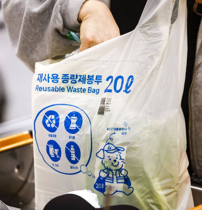 [서울=뉴시스] 정병혁 기자 = 24일 서울시내 대형마트에서 시민들이 종량제 봉투를 구매하고 있다.미국·이스라엘과 이란 간 전쟁 여파로 '나프타' 공급이 불안정해지면서 비닐 수급에 비상이 걸렸다. 비닐의 핵심 원료인 나프타 수급 불안 우려가 이어지면서 소비자들의 종량제 봉투 구매 수요가 급증하고 있다. 2026.03.24. jhope@newsis.com