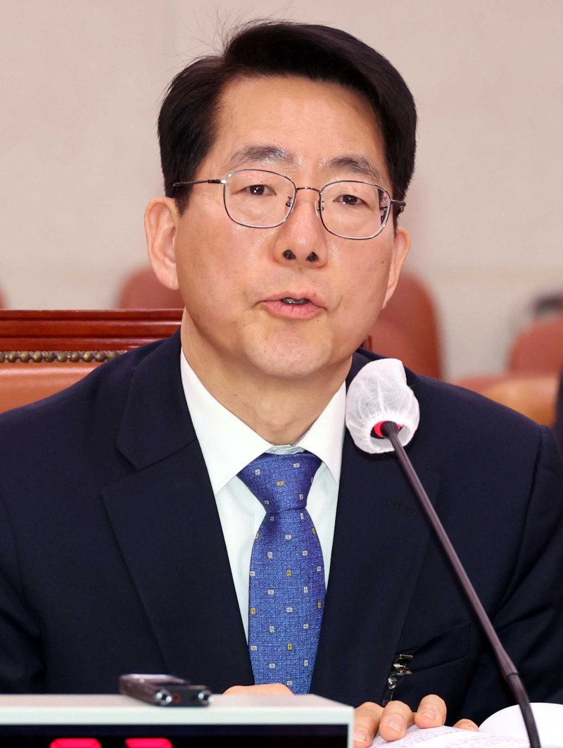 [서울=뉴시스] 조성봉 기자 = 황종우 해양수산부 장관 후보자가 23일 오전 서울 여의도 국회 농림축산식품해양수산위원회에서 열린 인사청문회에서 의원 질의에 답변하고 있다. 2026.03.23. suncho21@newsis.com