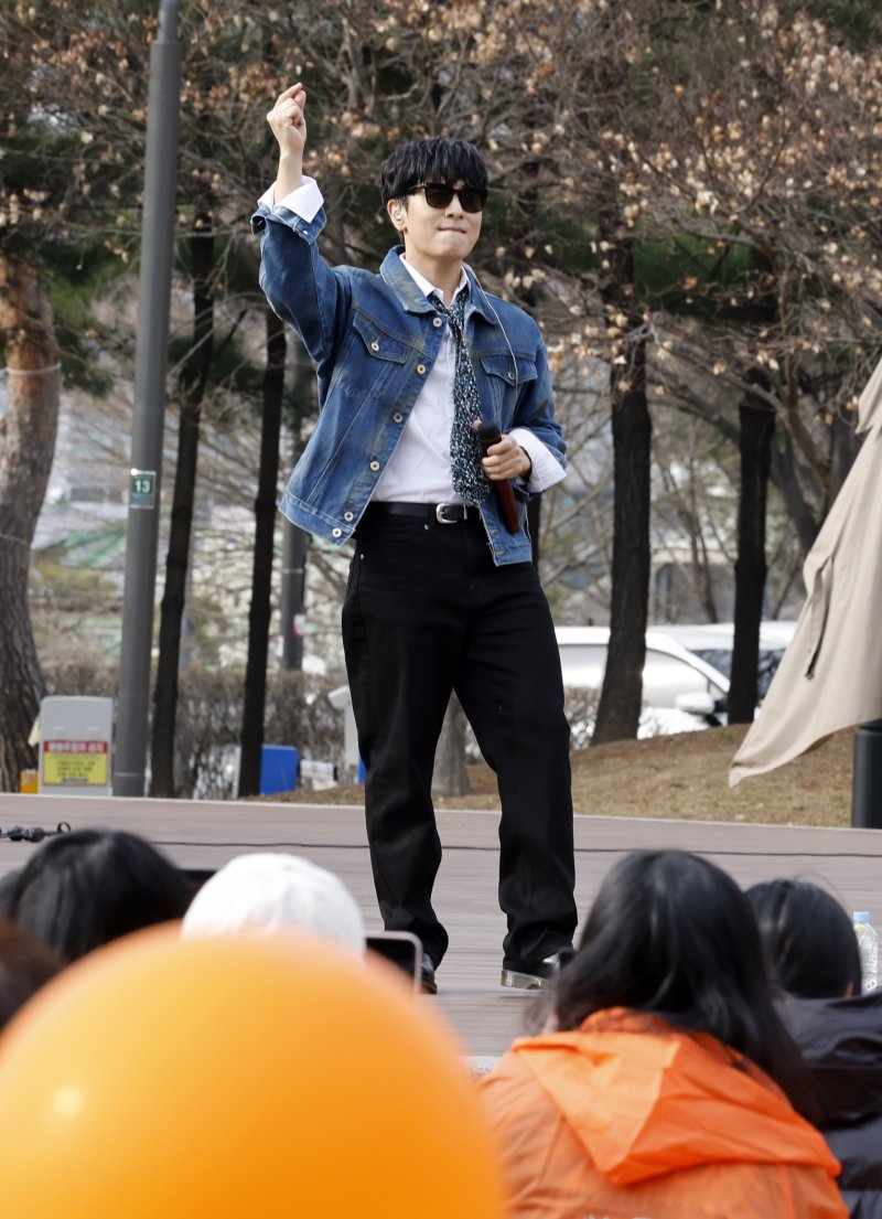 [서울=뉴시스] 김혜진 기자 = SNS 발언 논란과 전 매니저의 폭로로 논란을 이어가고 있는 신화 멤버 겸 배우 김동완이 24일 오후 서울 강동구 일자산 도시자연공원에서 신화 데뷔 28주년을 맞아 버스킹 공연을 하고 있다. 김동완은 최근 자신의 SNS에 음주운전 및 폭행 논란을 빚은 MC딩동을 공개 응원했다가 거센 역풍을 맞았다. 비판이 거세지자 그는 "상황을 충분히 고려하지 못한 표현이었다"며 사과하고 글을 삭제했다. 이런 가운데 자신을 김동완의 전 매니저라고 주장하는 A씨가 SNS에 폭로성 글을 게재하며 논란이 이어졌다. 202