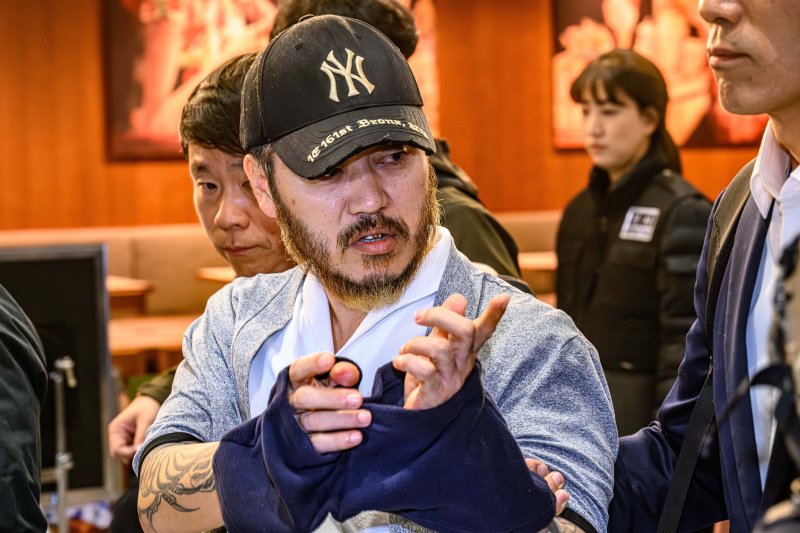 [인천공항=뉴시스] 정병혁 기자 = 필리핀에서 이른바 '전세계'라는 활동명으로 마약을 유통했던 박왕열 씨가 25일 인천국제공항 제2터미널을 통해 송환되고 있다. (공동취재) 2026.03.25. photo@newsis.com