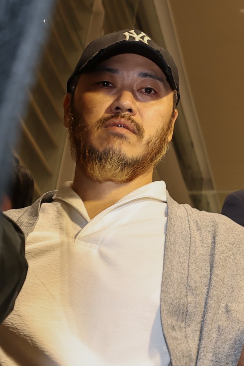 [인천공항=뉴시스] 정병혁 기자 = 필리핀에서 이른바 '전세계'라는 활동명으로 마약을 유통했던 박왕열 씨가 25일 인천국제공항 제2터미널을 통해 송환되고 있다. (공동취재) 2026.03.25. photo@newsis.com