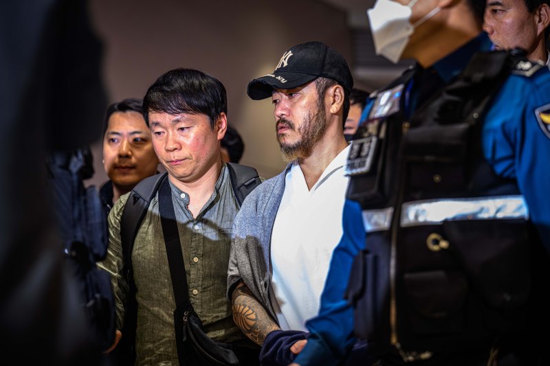 [인천공항=뉴시스] 정병혁 기자 = 필리핀에서 이른바 '전세계'라는 활동명으로 마약을 유통했던 박왕열 씨가 25일 인천국제공항 제2터미널을 통해 송환되고 있다. (공동취재) 2026.03.25. photo@newsis.com