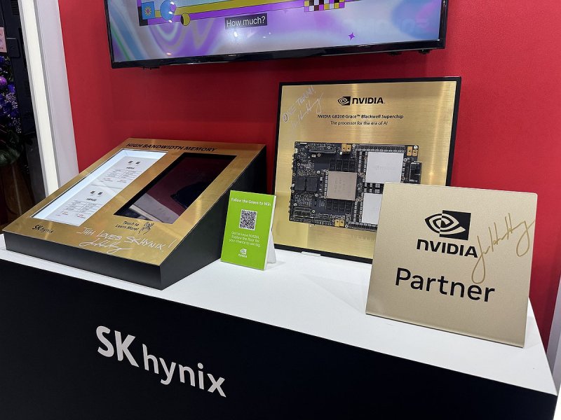젠슨 황 엔비디아 CEO가 SK하이닉스 부스 제품에 남긴 사인 (출처=연합뉴스)