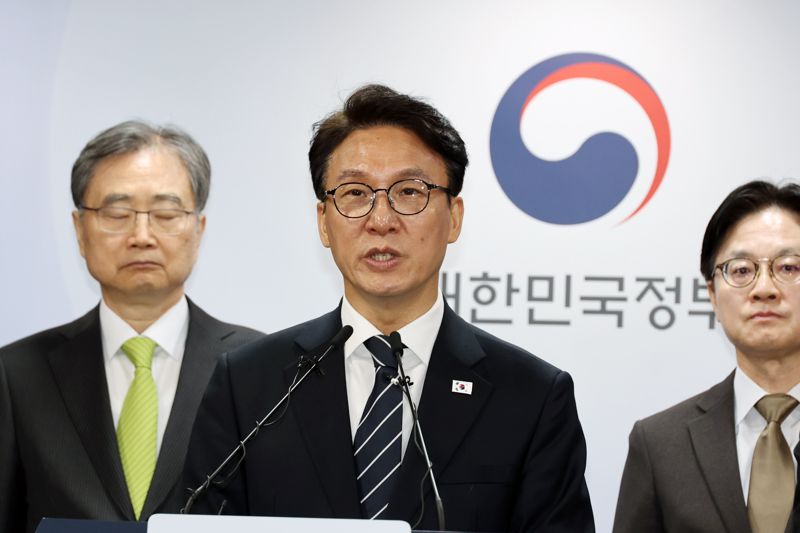 김민석 국무총리가 25일 서울 종로구 정부서울청사에서 비상경제 대응체계 관련 브리핑을 하고 있다. 사진=서동일 기자