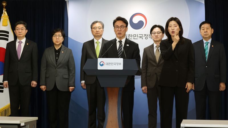 김민석 국무총리가 25일 서울 종로구 정부서울청사에서 비상경제 대응체계 관련 브리핑을 하고 있다. 사진=서동일 기자