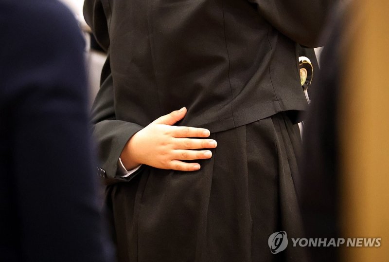 엄마 보듬은 막내아들 (출처=연합뉴스)