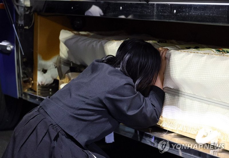 눈물 속 발인식 (출처=연합뉴스)