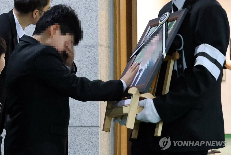 아빠와 인사하는 아들 (출처=연합뉴스)