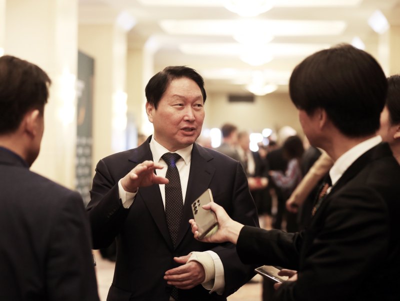 최태원 SK그룹 회장이 20일(현지시간) 미국 워싱턴DC 샐러맨더 호텔에서 열린 최종현학술원 주최 '트랜스 퍼시픽 다이얼로그'(TPD) 2026' 행사에서 환영사를 하고 있다.(SK그룹 제공, 재판매 및 DB금지) 2026.02.22. ⓒ 뉴스1 류정민 특파원