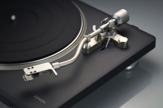 바이닐의 진화… 데논, 블루투스 스트리밍 품은 세미오토 턴테이블 'DP-500BT' 선봬