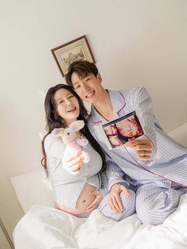 나비, 만삭 D라인 공개…둘째 출산 앞두고 남편과 화보