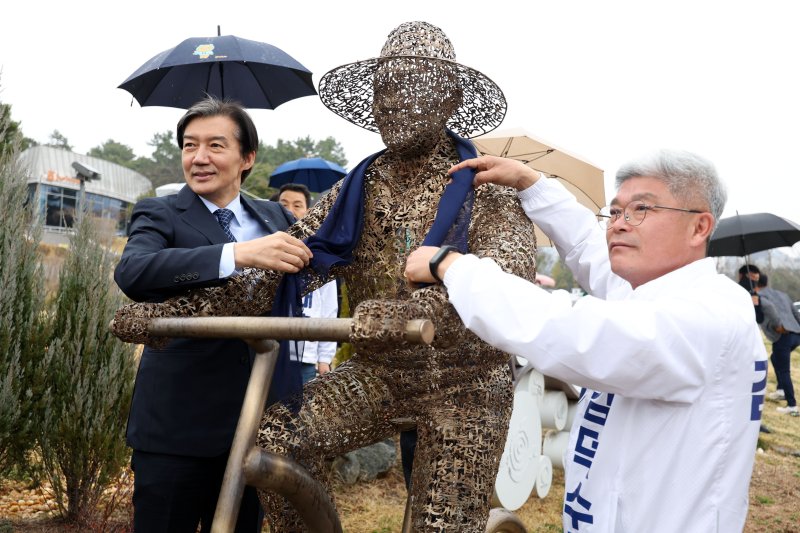 조국 조국혁신당 대표가 25일 전남 나주시 빛가람동 호수공원을 찾아 노무현 전 대통령 조형물에 스카프를 걸고 있다. 2026.3.25 ⓒ 뉴스1 이승현 기자